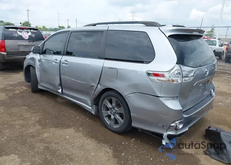 2018 Toyota Sienna Se 8 Passenger z USA, uszkodzony, nr VIN 5TDXZ3DC9JS925501